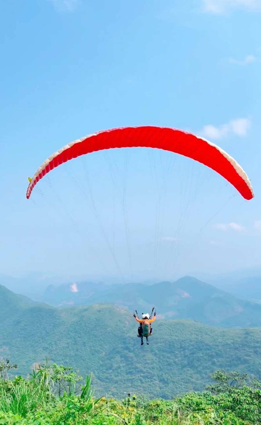 Du khách trải nghiệm dù lượn ở Đồi Bù. Ảnh: Thu Hà
