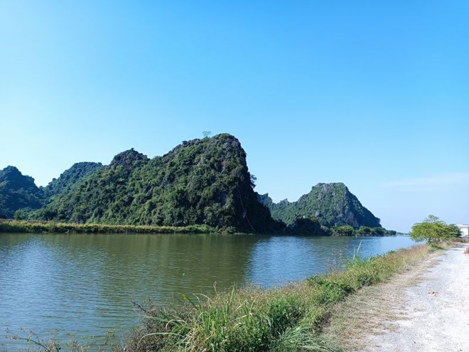 Hồ Quan Sơn – “vịnh Hạ Long thu nhỏ” là điểm đến tránh nóng giữa thời tiết oi bức tại Hà Nội. Ảnh: Thu Giang