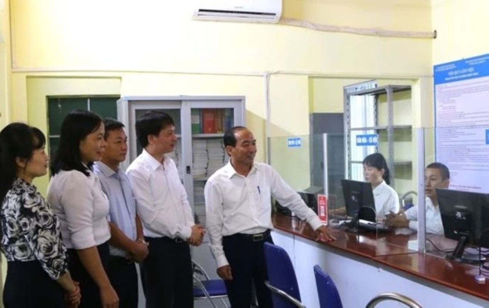 Mr. Le Tien Lam - Standing Vice Chairman of Thanh Hoa Provincial People's Council - visits the Public Administration Center of a mountainous commune, where young and dynamic officials are in great need. Photo: Tran Lam