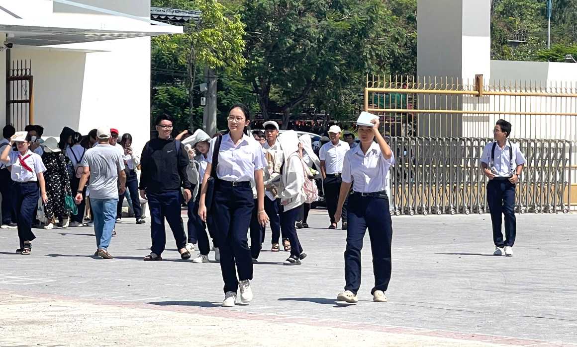 On the afternoon of May 27, candidates participating in the 10th grade high school entrance exam for the 2026-2027 school year in Khanh Hoa were present at the exam site to listen to the dissemination of exam regulations and exam schedule. Photo: Phuong Linh