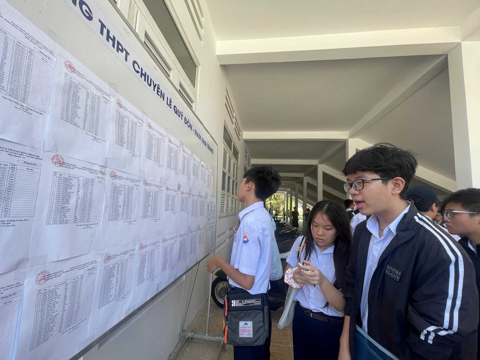 Các thí sinh thi lớp 10 tại hội đồng thi Trường THPT chuyên Lê Quý Đôn (phường Nam Nha Trang, tỉnh Khánh Hòa) đang kiểm tra phòng thi. Ảnh: Phương Linh