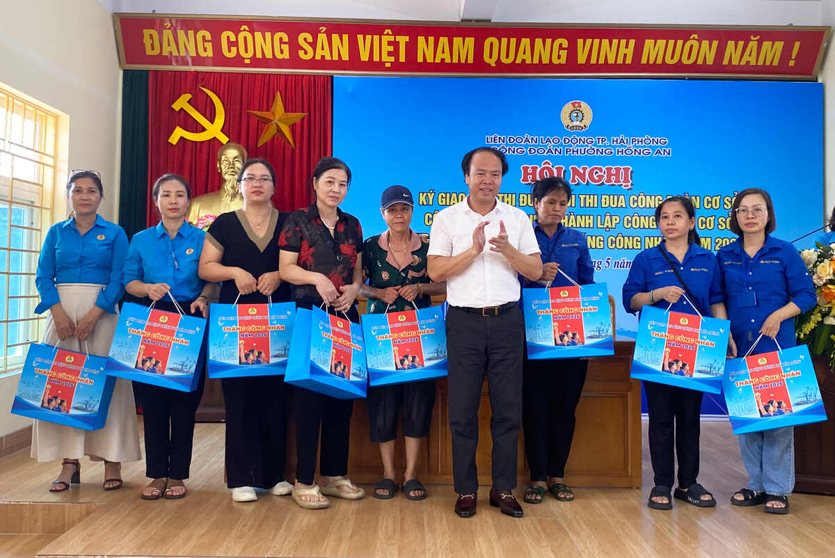 Các đoàn viên lên nhận quà của LĐLĐ thành phố Hải Phòng.