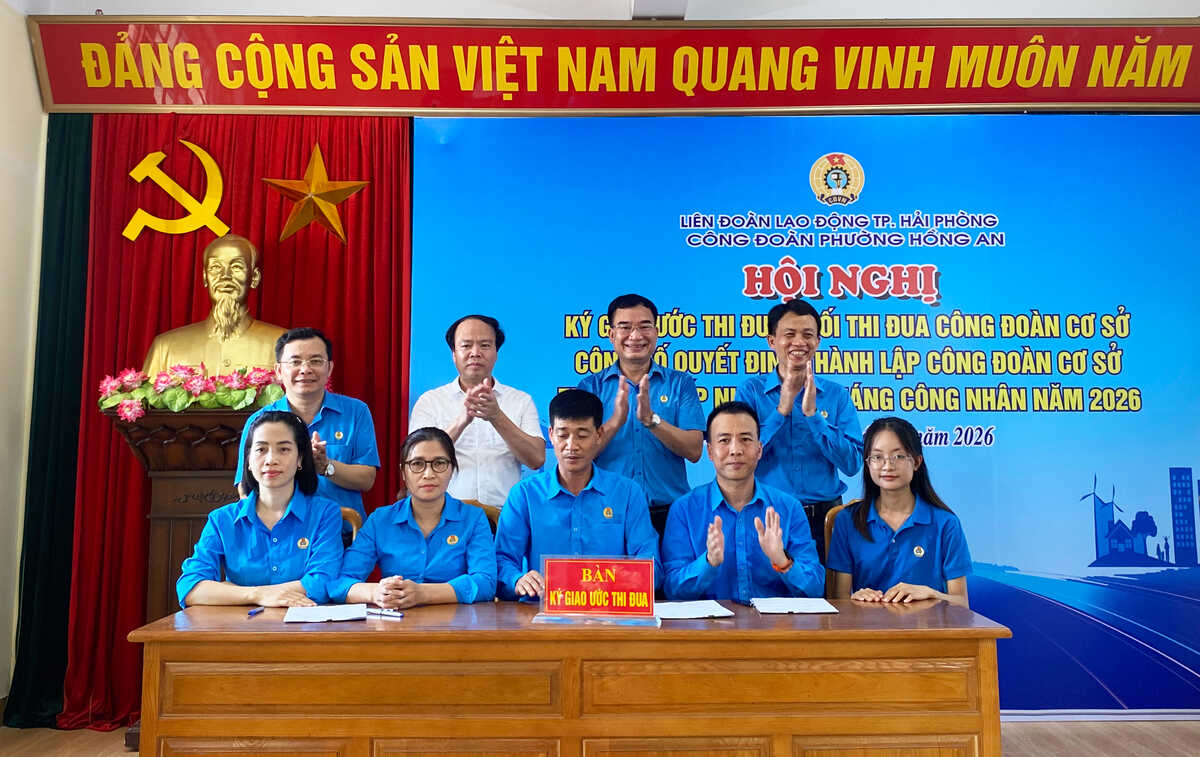 In Hong An ward, Hai Phong, grassroots trade unions representing the 03 emulation blocs signed emulation agreements.