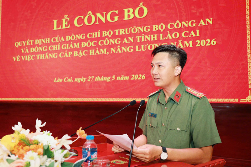 Đại tá Nguyễn Tiến Đỗ - Phó Bí thư Đảng ủy, Phó Giám đốc Công an tỉnh Lào Cai phát biểu, chúc mừng các cán bộ, chiến sĩ được thăng cấp bậc hàm, nâng bậc lương năm 2026. Ảnh: Công an cung cấp