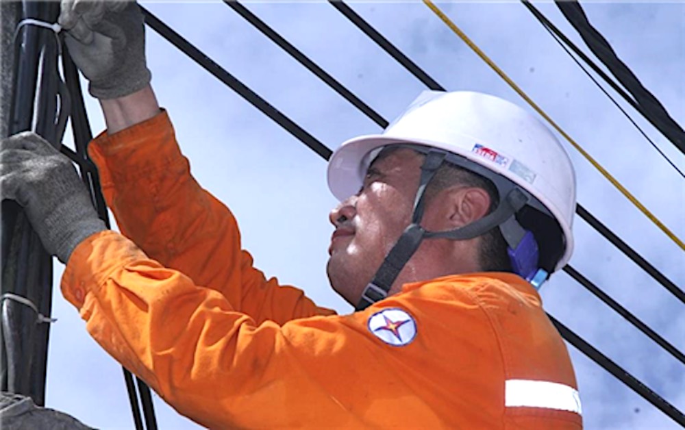 The Vietnam Electricity Trade Union directs its affiliated units to strengthen safety assurance and take care of the health of workers working outside the scene - in hot weather. Photo: CĐĐLVN