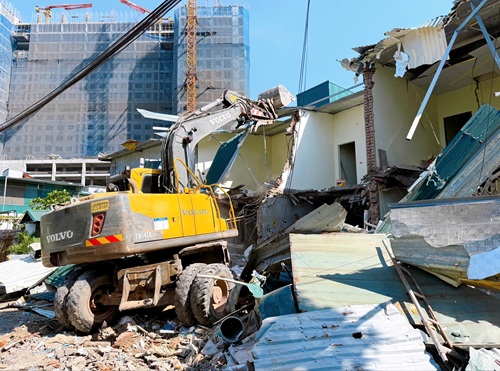 El barrio de Thanh Liet demolió 4 obras de construcción ilegales en tierras agrícolas. Foto: Minh Hanh