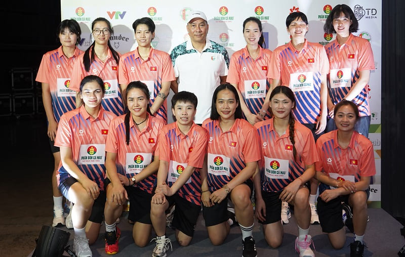 The Vietnamese women's volleyball team focuses on practicing tactical exercises during practice from early morning in Bac Ninh. Photo: VFV