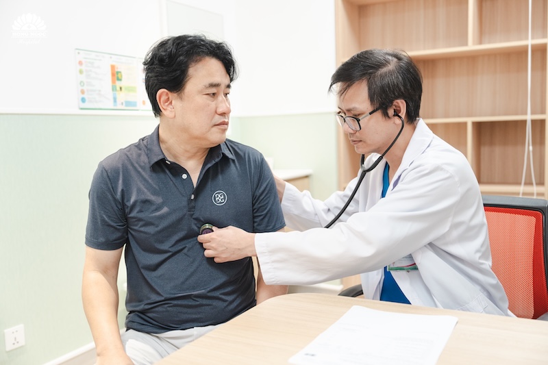 Bệnh nhân Hàn Quốc tin tưởng thăm khám tại BVĐK Hồng Ngọc. Ảnh: BVCC