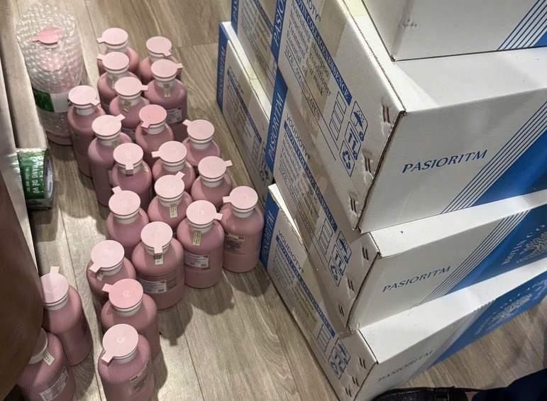 Các sản phẩm nghi hàng giả đã được tạm giữ phục vụ công tác điều tra. Ảnh: Đội QLTT số 10