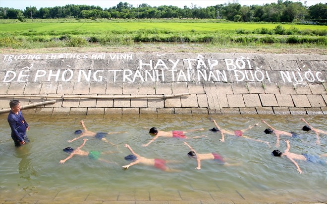 Blocking a section of the canal for free swimming lessons for children in Quang Tri province. Photo: Hung Tho.