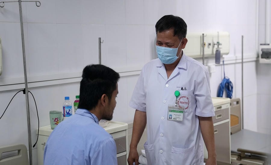 BSCKII Tran Duy Hung - Head of Virus - Parasitology Department, Central Tropical Diseases Hospital exchanges with patients with African malaria. Photo: Viet Anh