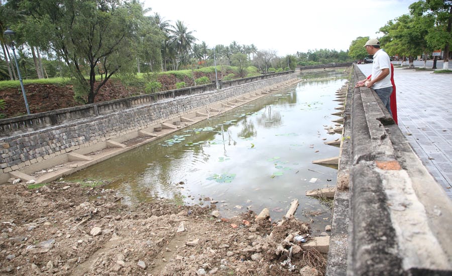 The lake right at the entrance to Quang Tri Ancient Citadel is still littered with soil, rocks and garbage. Photo: Hung Tho
