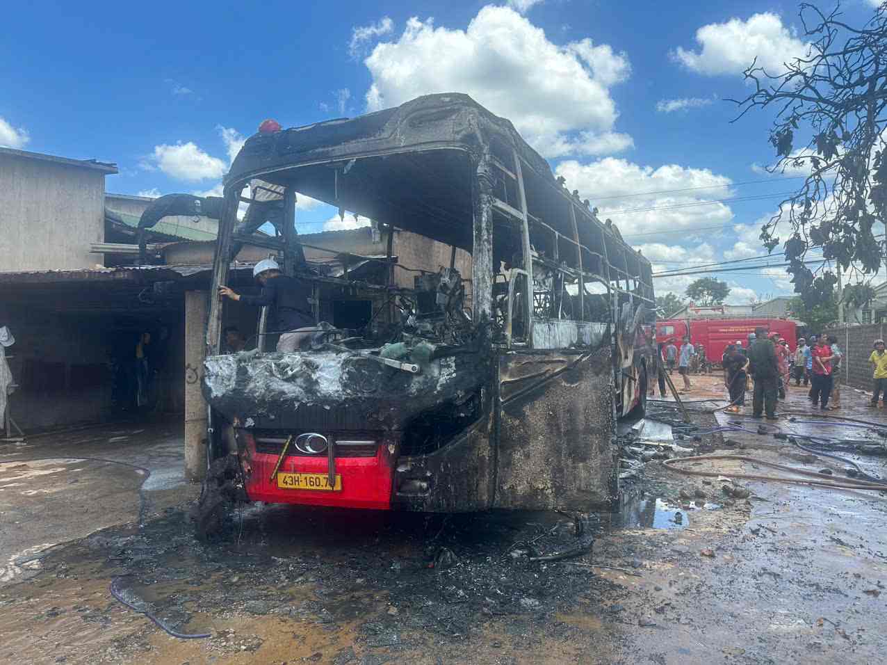 Scene of passenger car fire in Dak Lak province. Photo: Police provided
