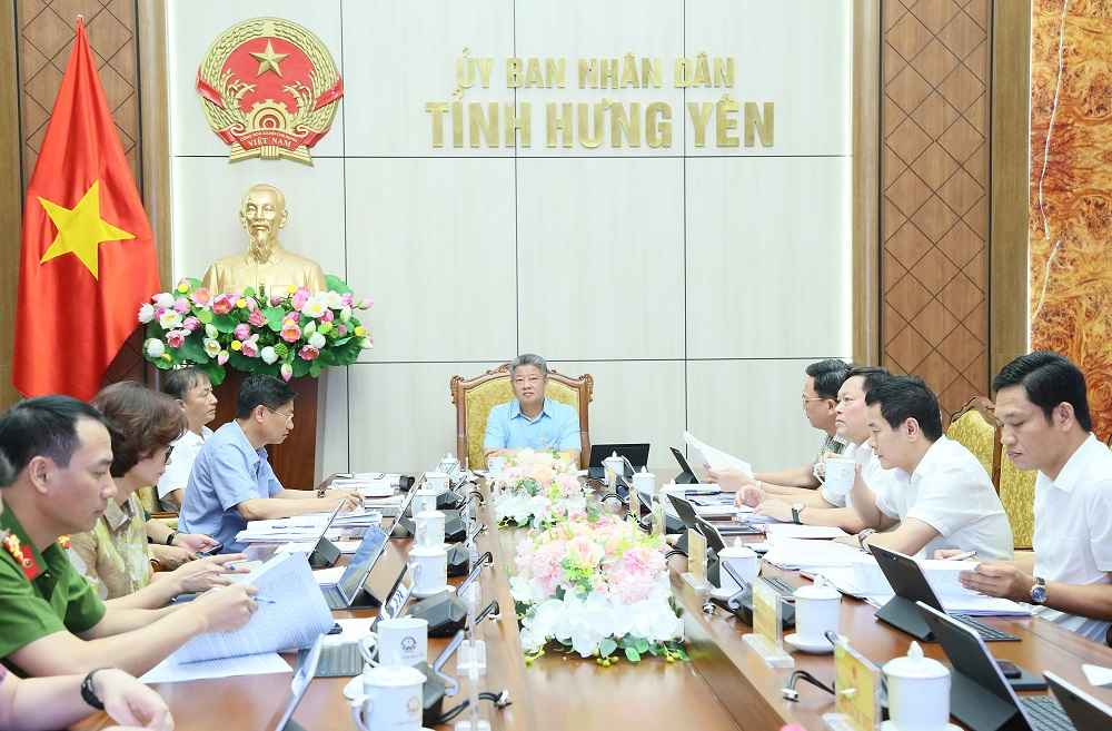 Chủ tịch UBND tỉnh Nguyễn Mạnh Quyền chủ trì cuộc họp. Ảnh: Tất Đạt