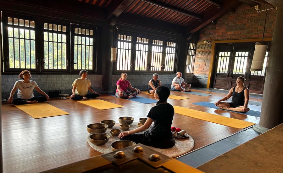 Australian tourists experience dưỡng sinh on a yacht, yoga in Quang Ninh. Photo: Thanh Tu