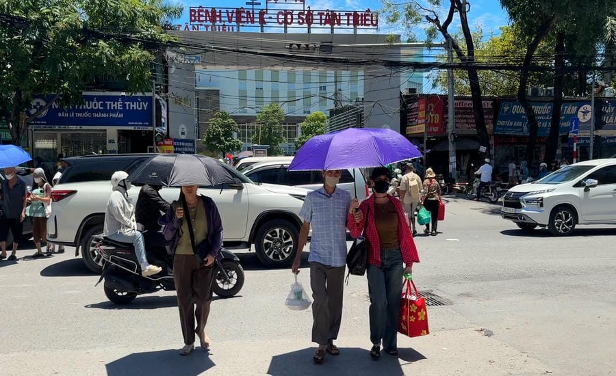Cancer patients and their families leave Tan Trieu K Hospital (Hanoi) after treatment in the hot sun. Photo: Cao Thom