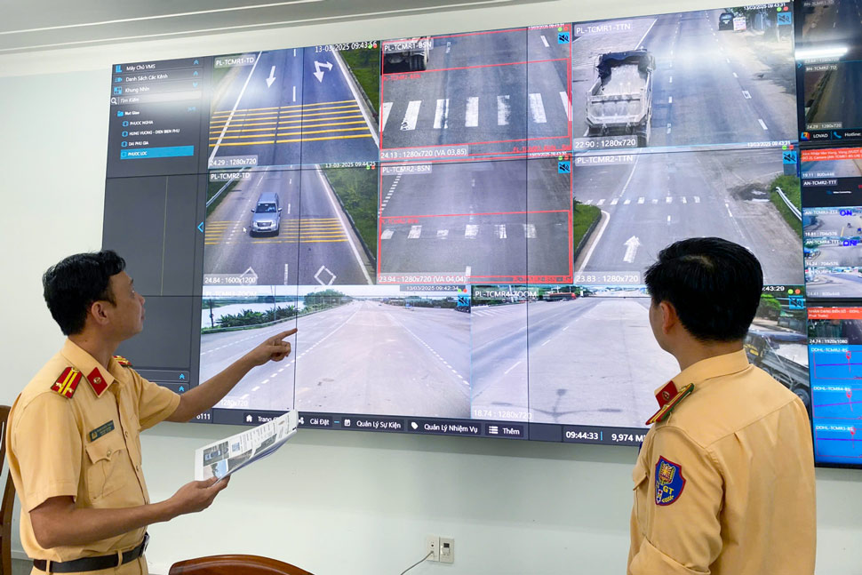 Lực lượng CSGT tỉnh Gia Lai theo dõi, xử lý phương tiện vi phạm. Ảnh: Công an