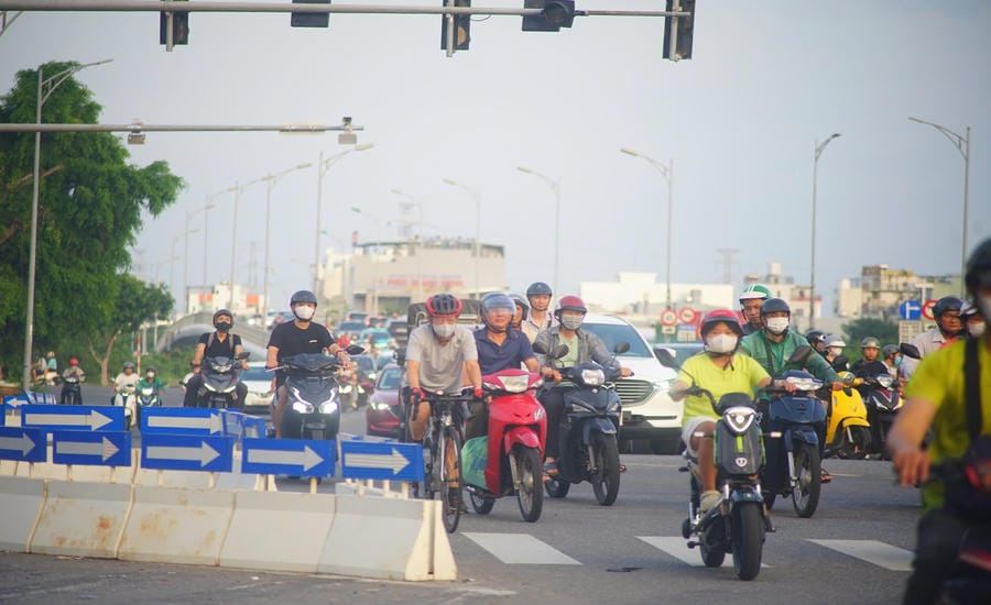 The intersection of Le Thanh Nghi street and Cach Mang Thang Tam street often experiences traffic jams during rush hour. Photo: Nguyen Linh