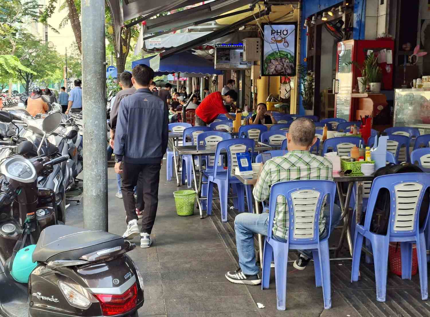 Ho Chi Minh City does not issue temporary permits for using sidewalks and roadways for business and trading activities. Photo: Minh Quan