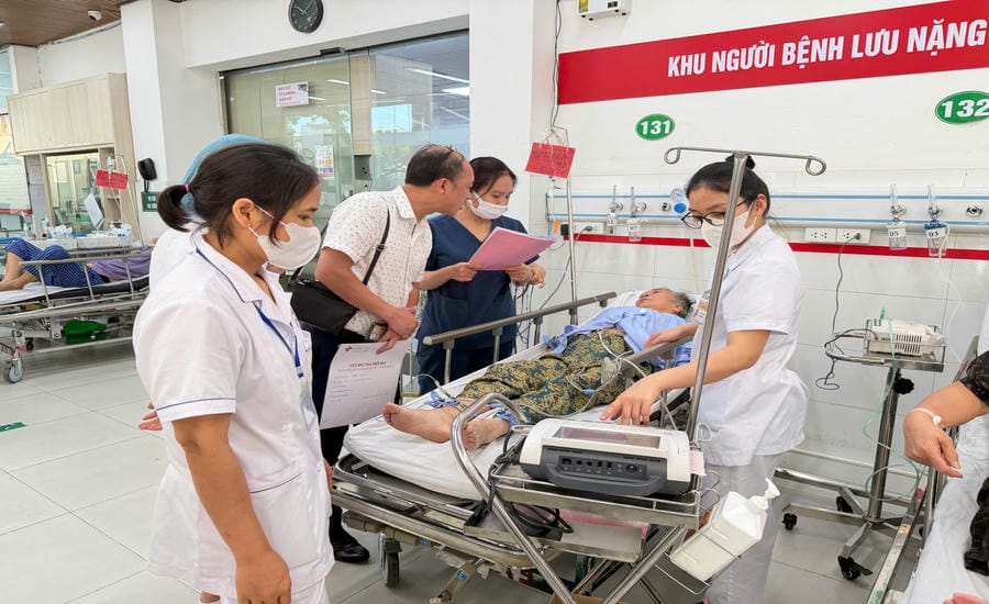 Many emergency cases due to hot weather at A9 Emergency Center, Bach Mai Hospital. Photo: Ha Le