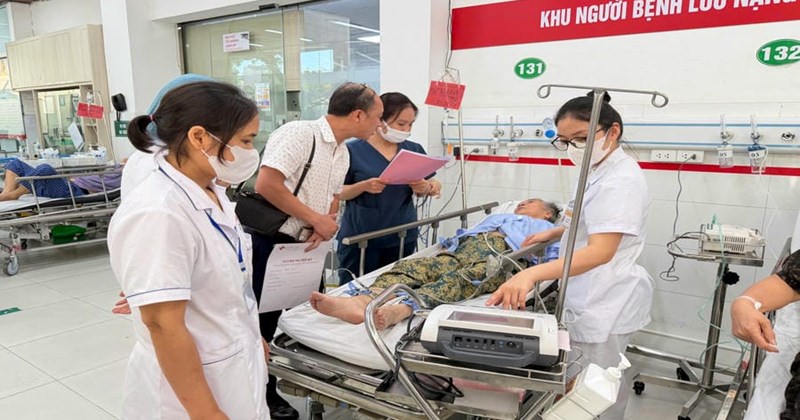 Nắng nóng gây áp lực kép lên sức khỏe người dân và bác sĩ