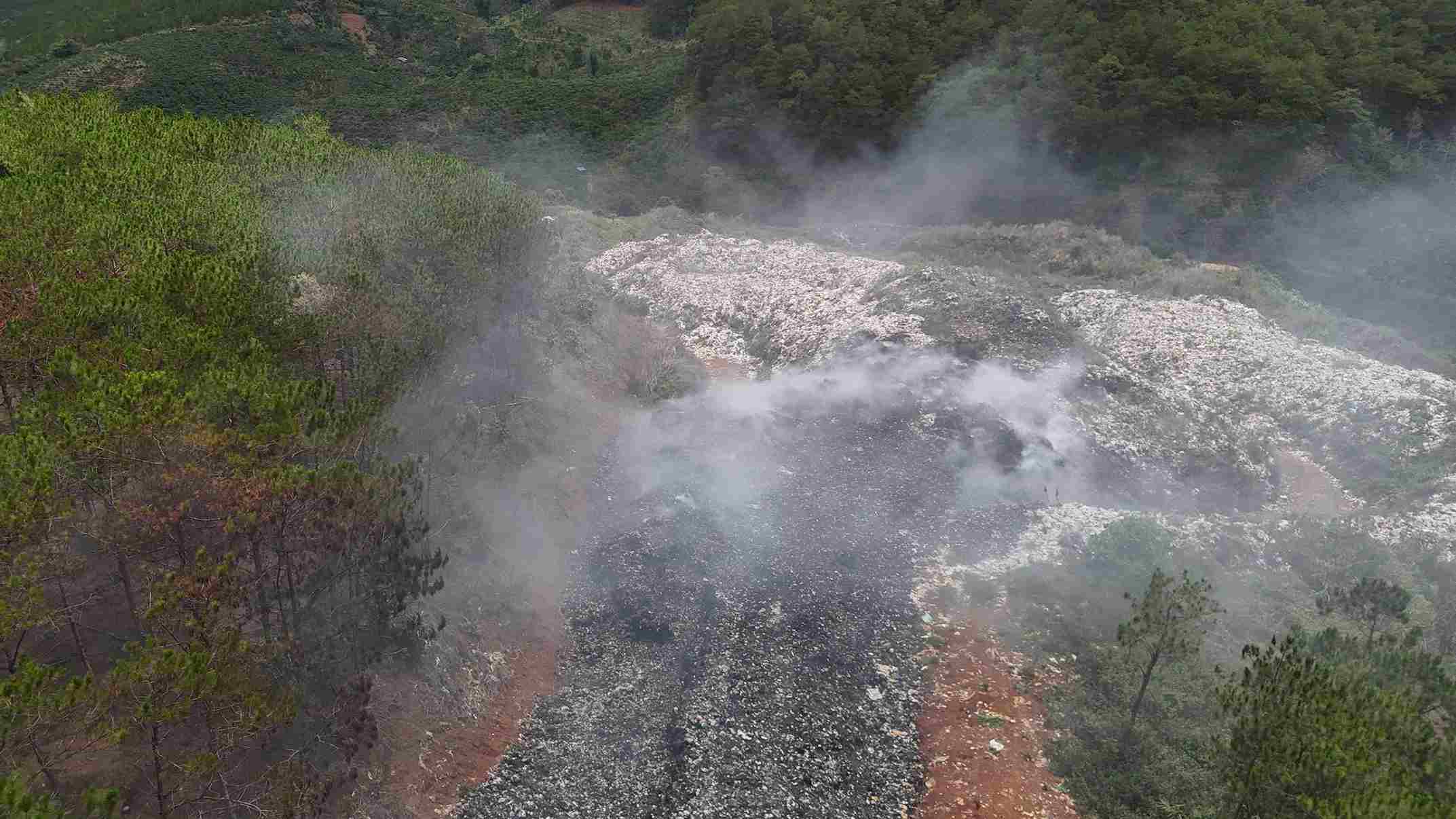Gung Re landfill is not only overloaded but also continuously catches fires, causing environmental pollution. Photo: Phuc Khanh