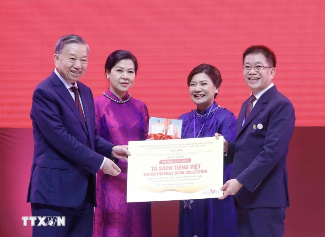 General Secretary and President To Lam and his wife symbolically present the "Vietnamese Bookcase" to the Vietnamese Association of Thailand. Photo: VNA