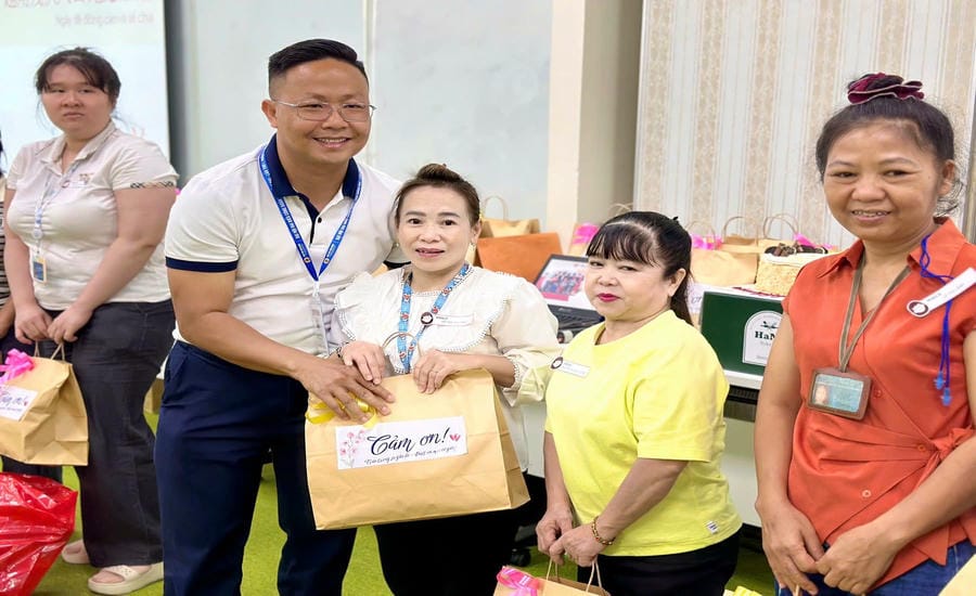The Trade Union and the Board of Directors of Pou Sung Vietnam Co., Ltd. are interested in caring for disabled workers. Photo: Company Trade Union