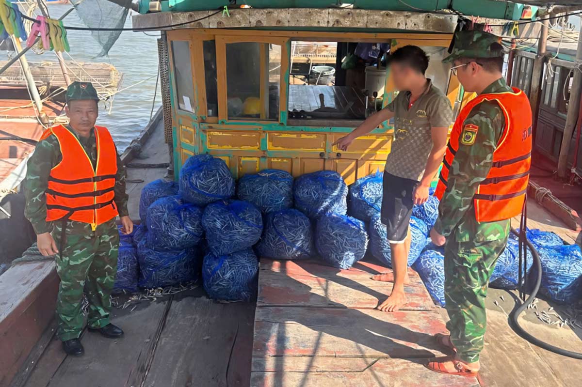 Một trong số các phương tiện tàu cá tàng trữ ngư cụ cấm bị Đồn Biên phòng Quảng Đức bắt giữ. Ảnh: Đồn Biên phòng Quảng Đức