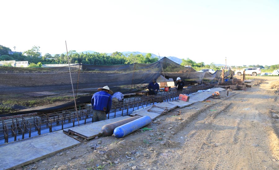 The construction unit arranges sunshades to reduce the impact of harsh weather on workers. Photo: Minh Chuyen