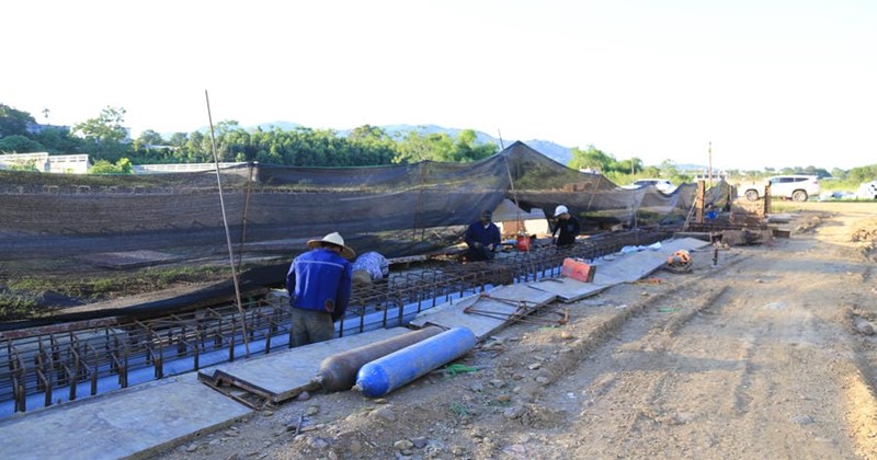 Công nhân bất chấp nắng nóng thi công đường gần 1.000 tỷ đồng