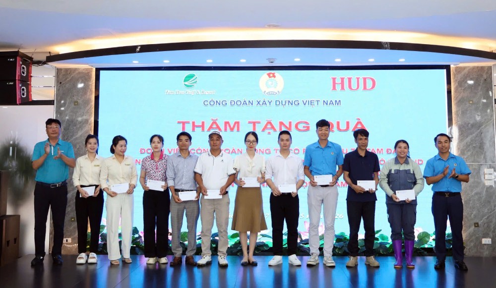Đồng chí Đinh Nho Hưng, Bí thư Đảng ủy, Chủ tịch Hội đồng Quản trị Công ty CP Đầu tư Tam Đảo (ngoài cùng bên trái) và đồng chí Nguyễn Xuân Thọ, Phó Tổng Giám đốc, Chủ tịch Công đoàn Công ty (ngoài cùng bên phải) trao quà cho đoàn viên, người lao động. Ảnh: Hảo Tâm