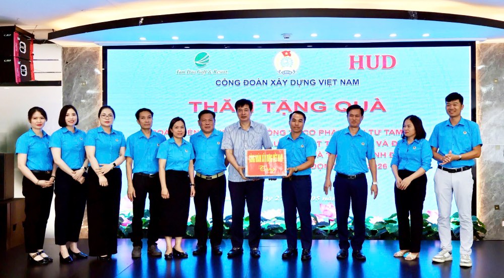 Comrade Pham Hoai Phuong, Chairman of the Vietnam Construction Trade Union, presents collective gifts to the unit. Photo: Hao Tam