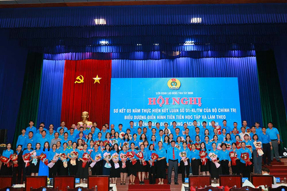 Typical collectives and individuals were commended by the Tay Ninh Provincial Labor Federation for their outstanding achievements in studying and following Ho Chi Minh's ideology, ethics, and style in the period 2021-2025. Photo: Phuong Dung