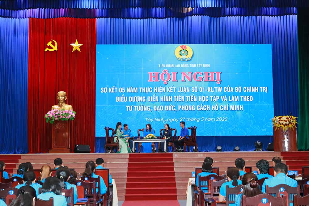 Những cá nhân tiêu biểu trong học tập và làm theo Bác giao lưu, lan tỏa kinh nghiệm tại hội nghị. Ảnh: Phương Dung