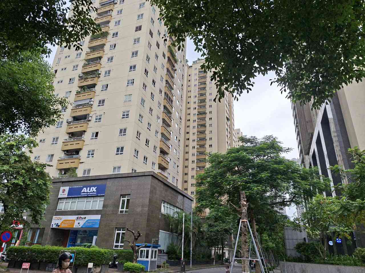 Secondary apartment prices simultaneously decreased at dozens of projects. Photo: Luc Giang