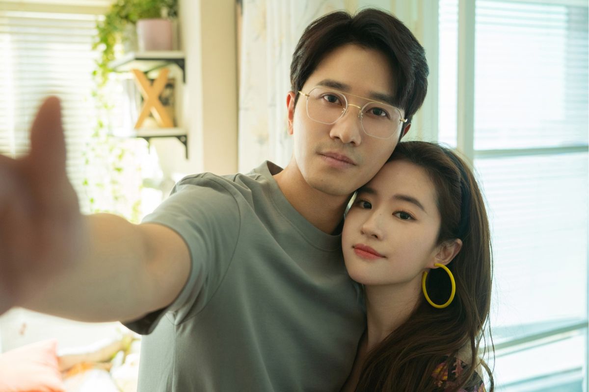 Eddie Peng and Liu Yifei in the movie "The Story of Rose". Photo: Producer