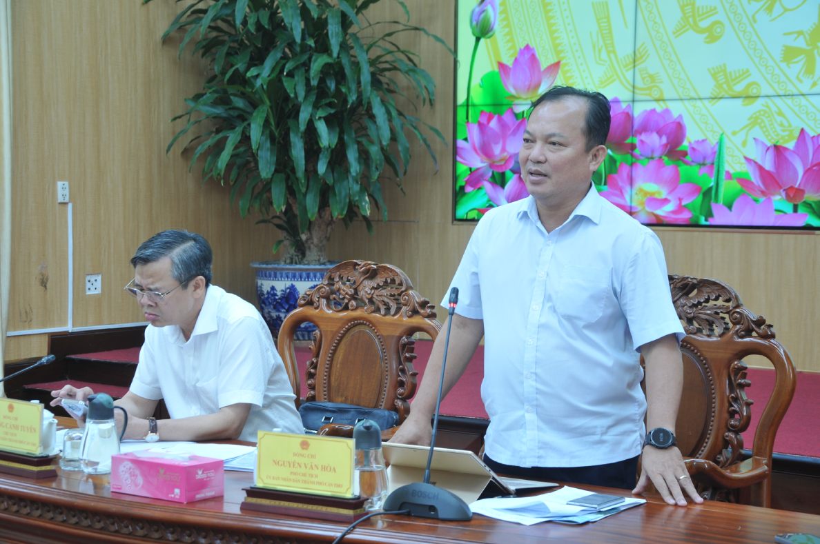 Phó Chủ tịch UBND TP Cần Thơ Nguyễn Văn Hòa phát biểu tại buổi làm việc. Ảnh: Tạ Quang