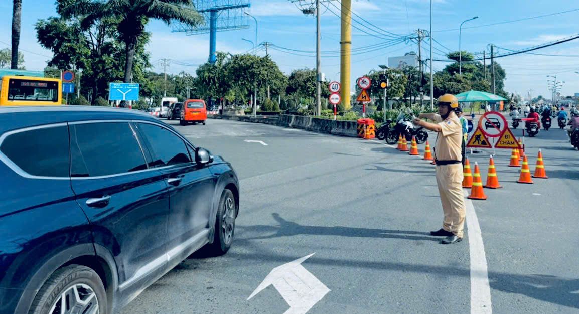 Image of traffic police of Ho Chi Minh City Police guiding and regulating traffic. Photo: PC08