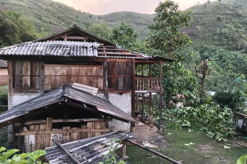Dông lốc làm tốc mái, bay ngói các hộ dân tại bản Nong Cóc và bản Lừm Hạ, xã Pắc Ngà, tỉnh Sơn La. Ảnh: Trung tâm DVTH xã Pắc Ngà