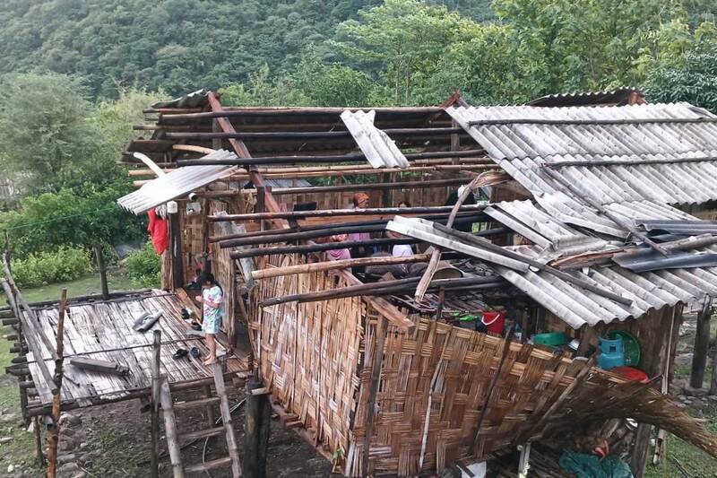 Tornadoes blew off roofs and tiles of 6 households in Nong Coc and Lam Ha villages, Pac Nga commune, Son La province in the afternoon of May 27. Photo: Pac Nga Commune DVTH Center