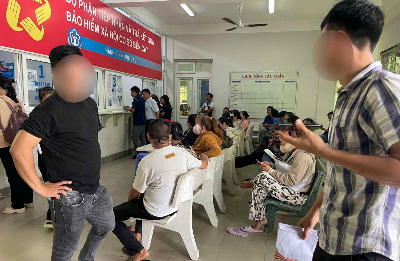 Giám đốc BHXH TPHCM chấn chỉnh BHXH Bến Cát vì hướng dẫn người dân thực hiện hồ sơ rút BHXH một lần không đúng quy định. Ảnh: Đình Trọng