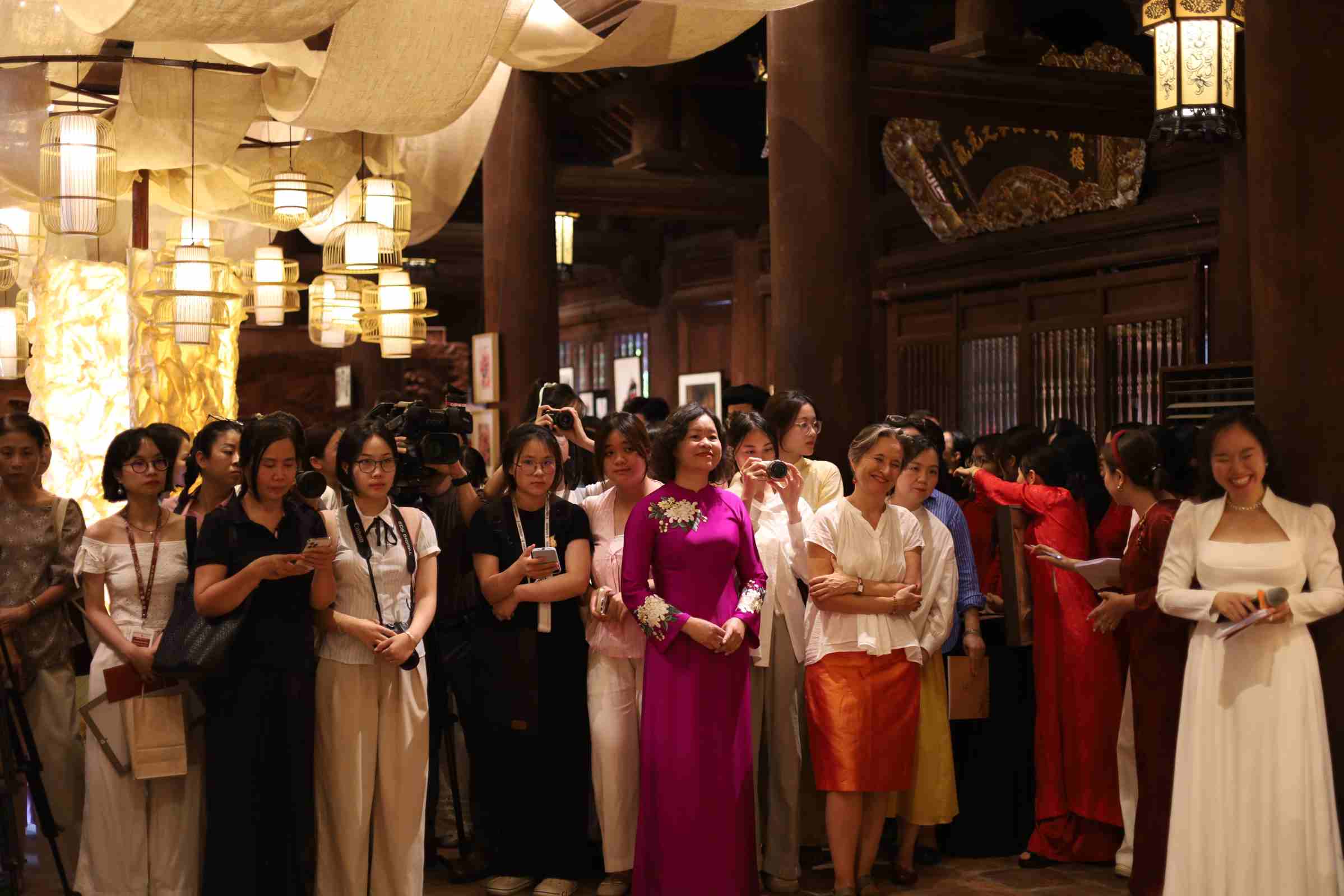 Đông đảo công chúng tham dự lễ khai mạc và thưởng lãm những tác phẩm nghệ thuật đặc sắc tại triển lãm. Ảnh: Hằng Nga