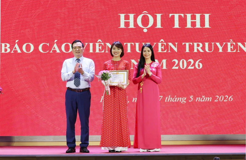 TS Trần Lan Phương, Ủy viên Ban Chấp hành Đảng ủy MTTQ, các đoàn thể TƯ, Phó Bí thư Thường trực Đảng ủy TƯ Hội, Phó Chủ tịch Thường trực Hội LHPN Việt Nam và TS. Nguyễn Minh Chung, Ủy viên Ban Thường vụ, Trưởng ban Tuyên giáo và Dân vận, Đảng ủy MTTQ, các đoàn thể Trung ương, trao giải Nhất cho thí sinh Trịnh Thị Khánh Linh