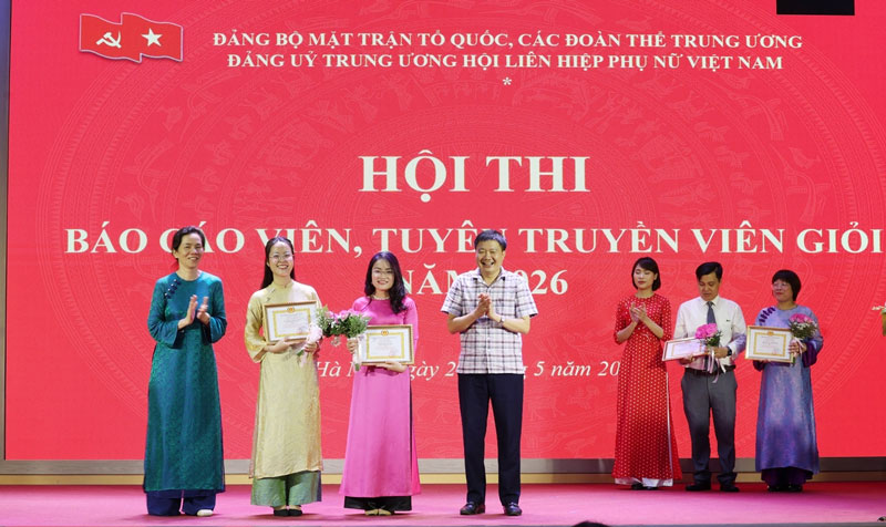 Thạc sĩ Nguyễn Thị Minh Hương, Ủy viên Ban Thường vụ Đảng ủy TƯ Hội, Phó Chủ tịch Hội LHPN Việt Nam và Thạc sĩ Ngọ Văn Khuyến, Phó Vụ trưởng Vụ Đoàn thể nhân dân, Ban Tuyên giáo và Dân vận Trung ương, trao giải Nhì cho các thí sinh
