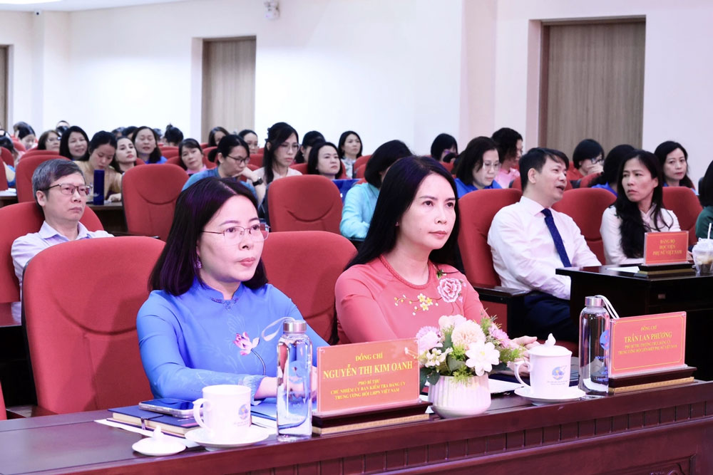 TS Trần Lan Phương (bên phải), Ủy viên Ban Chấp hành Đảng ủy MTTQ, các đoàn thể TƯ, Phó Bí thư Thường trực Đảng ủy TƯ Hội, Phó Chủ tịch Thường trực Hội LHPN Việt Nam và Phó Bí thư Đảng ủy Trung ương Hội LHPN Việt Nam Nguyễn Thị Kim Oanh tham dự hội thi