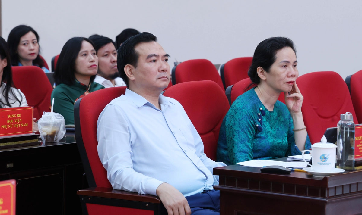 TS. Nguyễn Minh Chung, Ủy viên Ban Thường vụ, Trưởng ban Tuyên giáo và Dân vận, Đảng ủy MTTQ, các đoàn thể Trung ương và Thạc sĩ Nguyễn Thị Minh Hương, Ủy viên Ban Thường vụ Đảng ủy TƯ Hội, Phó Chủ tịch Hội LHPN Việt Nam, tham dự hội thi