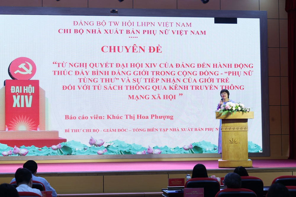 Đồng chí Khúc Thị Hoa Phượng đến từ Chi bộ Nhà xuất bản Phụ nữ Việt Nam thuyết trình.