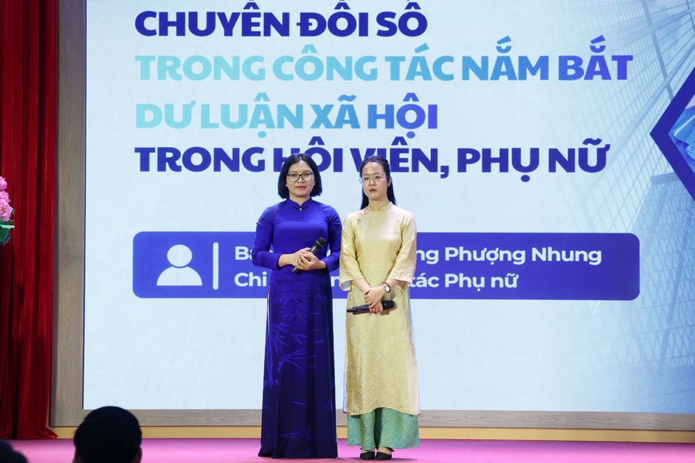 Đồng chí Hoàng Phượng Nhung (bên phải) thuộc Chi bộ Ban Công tác Phụ nữ trả lời câu hỏi của Ban giám khảo.
