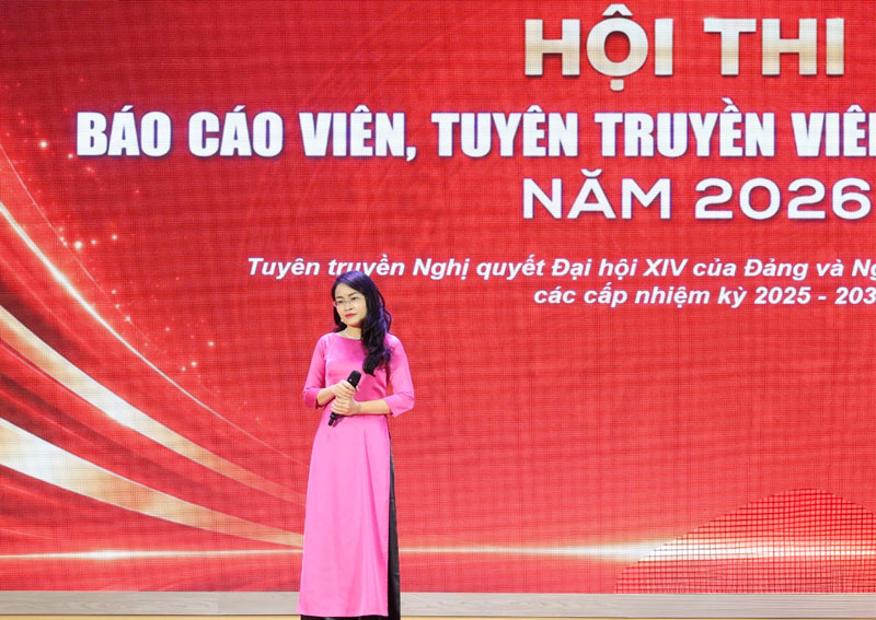 Đồng chí Bùi Thị Hải Yến - Chi bộ Báo Phụ nữ Việt Nam, lắng nghe góp ý từ Ban giám khảo.